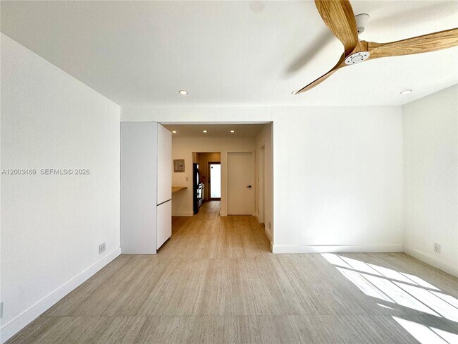 Foto del edificio - 6944 Byron Ave
