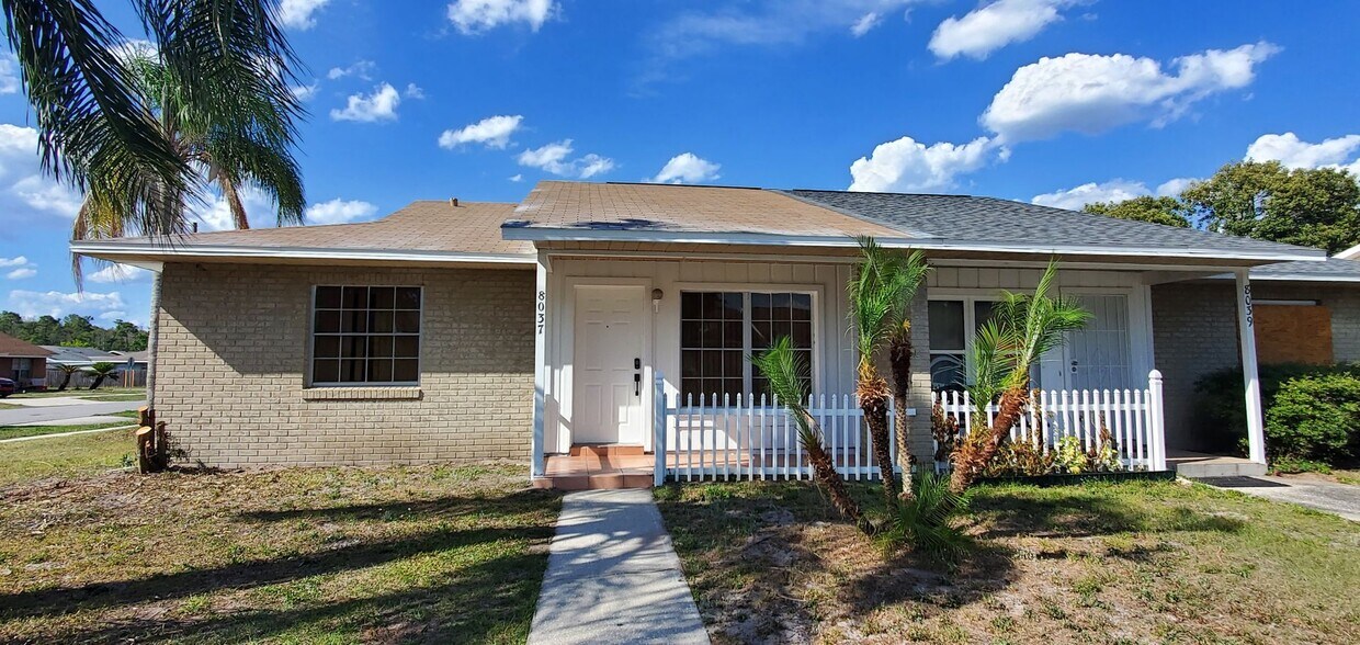 Foto principal - Charming 2 Bedroom Duplex with Tiled Floor...