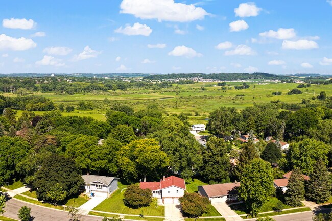 Foto del edificio - 3622 Rolling Hill Dr