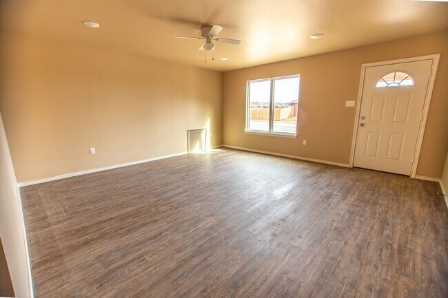 Building Photo - Luxury Rental in Cypress Grove!