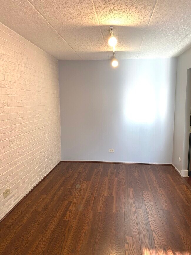 Building Photo - 3219 W Parkway Dr