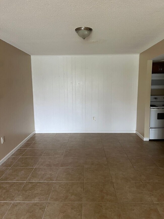 Building Photo - 1/1 Condo in Summit Village Casselberry