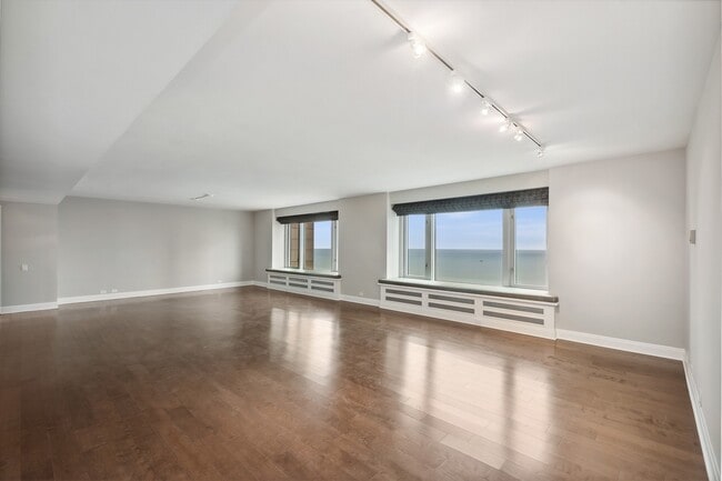 Building Photo - 132 E Delaware Pl