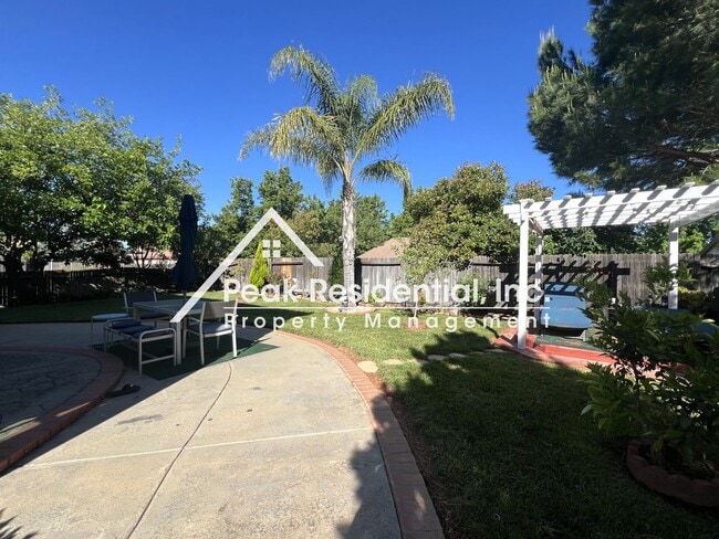Building Photo - Very Nice 3bd/2.5ba Mather House with 2 Ca...