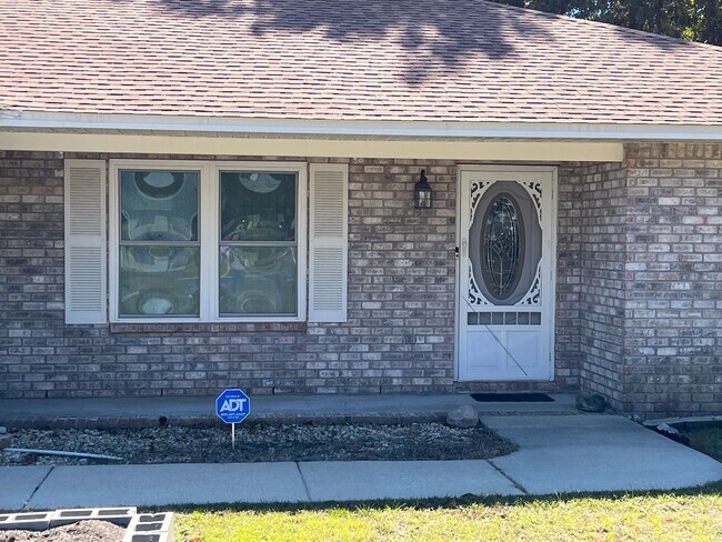 Building Photo - Beautiful 3 Bedroom Home