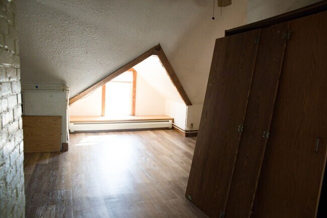 Building Photo - 1309-HEN