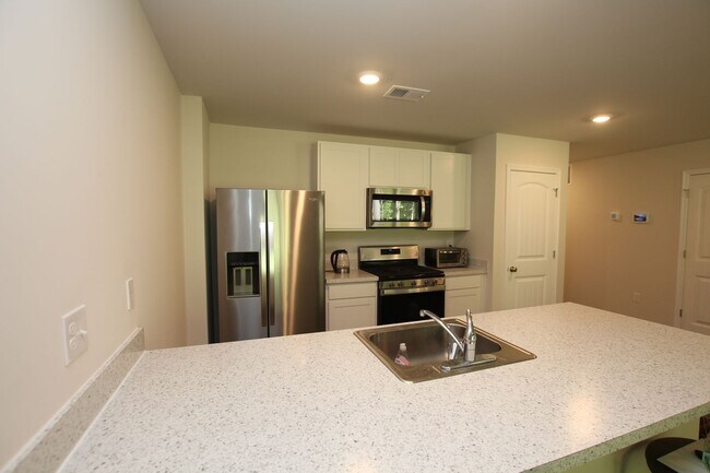 Building Photo - Slingle level living, close to the beach, ...