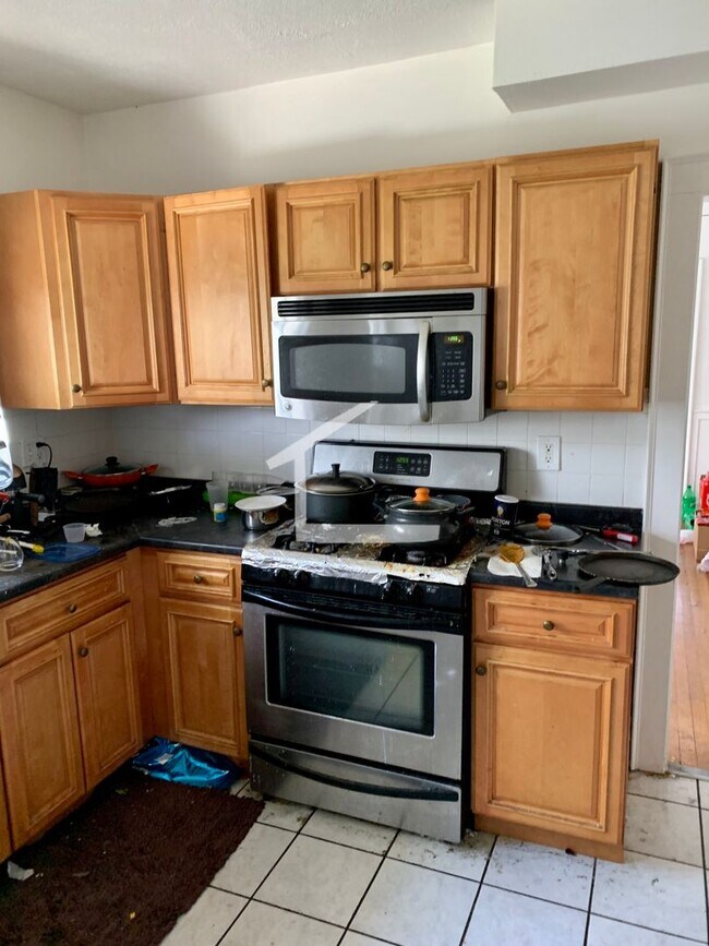 Foto del edificio - Big 6-Bed 2-Bath Comm Ave Allston/Brighton