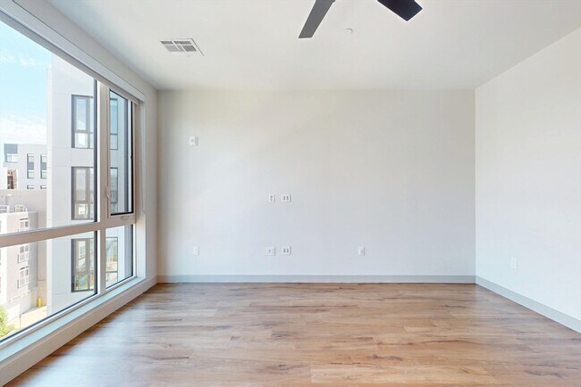 Foto del edificio - 80 Rugg Rd