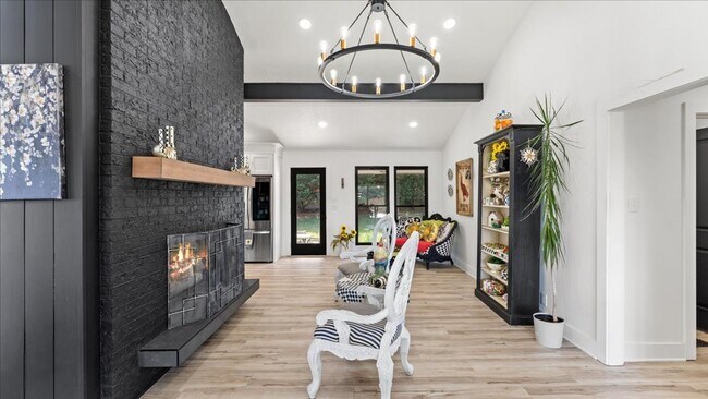 Foto del edificio - Renovated Mid-Century Modern Home in Belmont West with Finished Basement & Fenced Yard