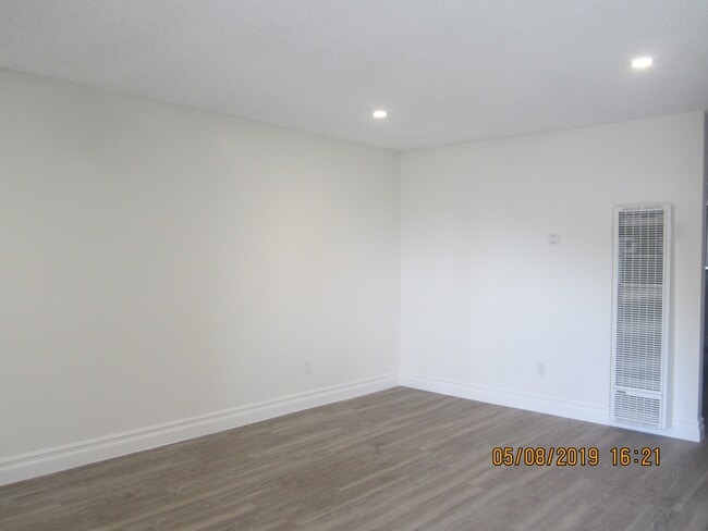 Building Photo - IMMACULATE DUPLEX - GREAT LOCATION