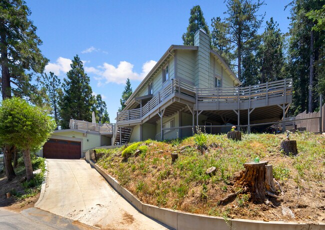 Building Photo - Massive 4 BD/3 Bath Dream Home in the Forest