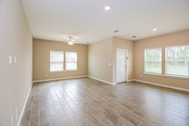 Foto del edificio - 555 Cherry Ridge Dr