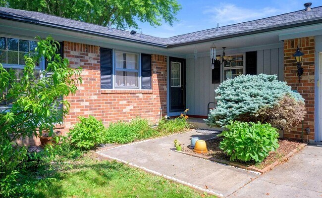Building Photo - Spacious 4 Bedroom Home in Great Area
