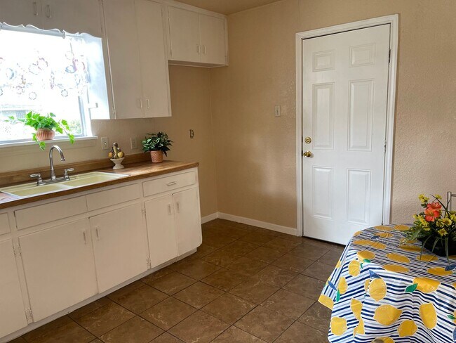 Building Photo - Cute 2/1 Home Available for Immediate Move In!