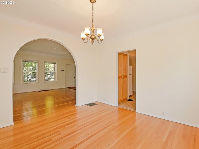 Building Photo - 1510 NE Brazee St