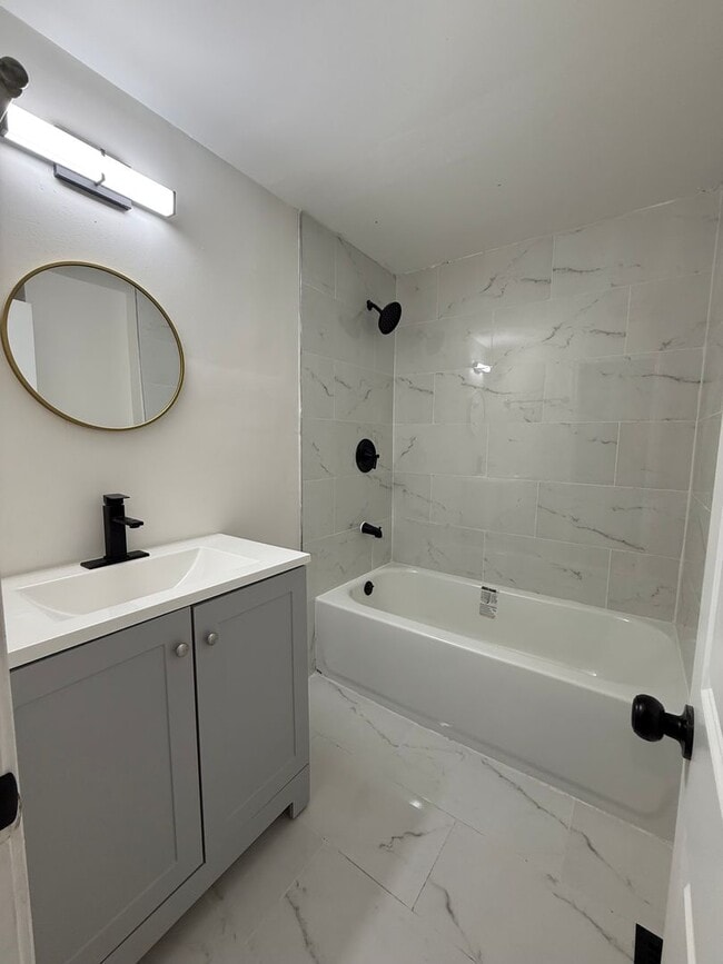 Building Photo - Remodeled 3BD/ 2Bath
