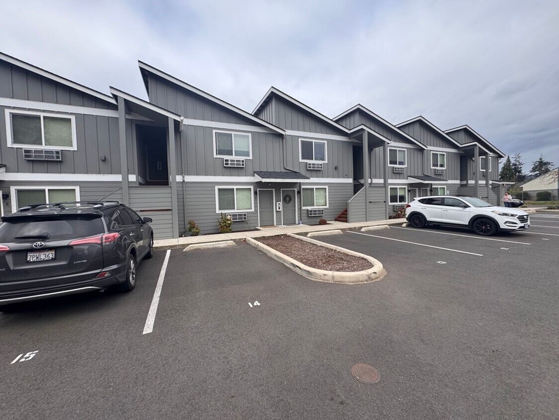 Primary Photo - Newer 2-Bedroom Apartment located off Jasp...