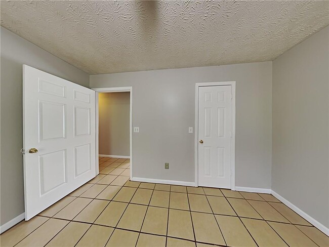 Building Photo - 6114 Green Acres Dr SW