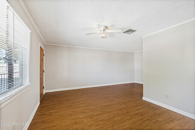 Building Photo - 103 Antoinette St