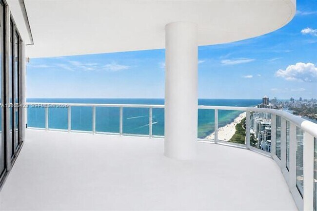 Foto del edificio - 6365 Collins Ave
