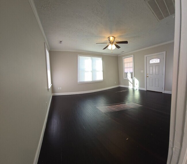 Foto del edificio - Fresh, Modern Finishes with a Warm, Inviting Touch