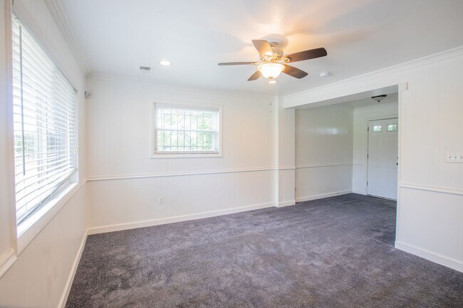 Foto del edificio - Charming 4 BR/2 BA Single-Family Home in C...