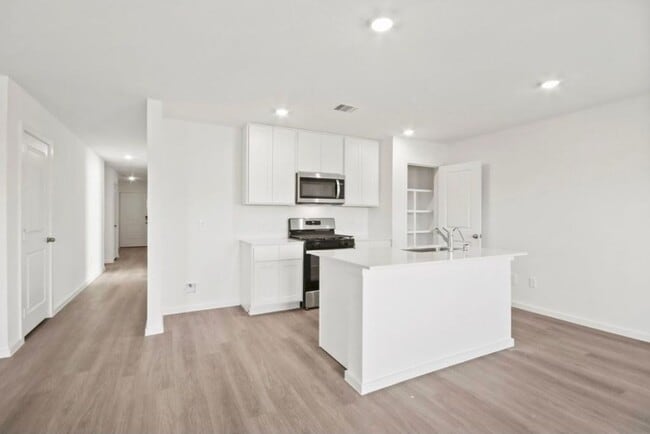 Building Photo - 233 Cal Ford Dr