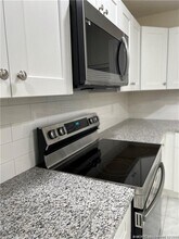 Building Photo - 160 SE Lakehurst Dr