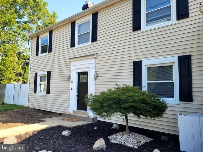 Building Photo - 6 Tudor Ct