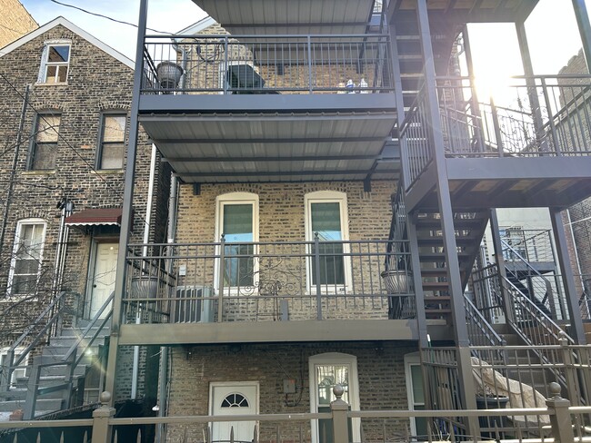 Building Photo - 1318 W Cullerton St