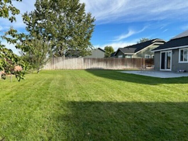 Building Photo - Short Term Lease Available!