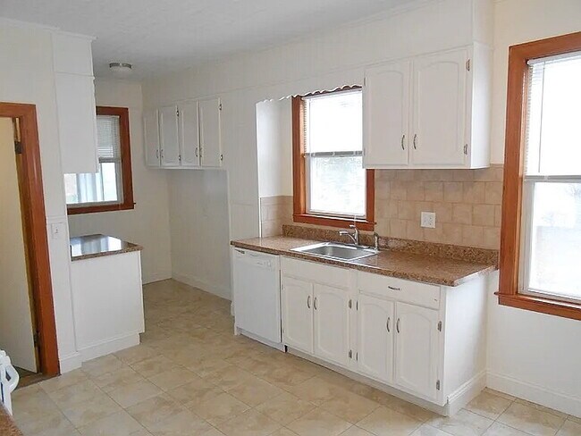 Foto del edificio - Spacious 3 Bedroom, 1 bath in prime Quincy location!