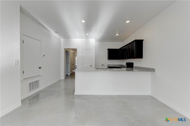 Building Photo - 526 Lost Trl