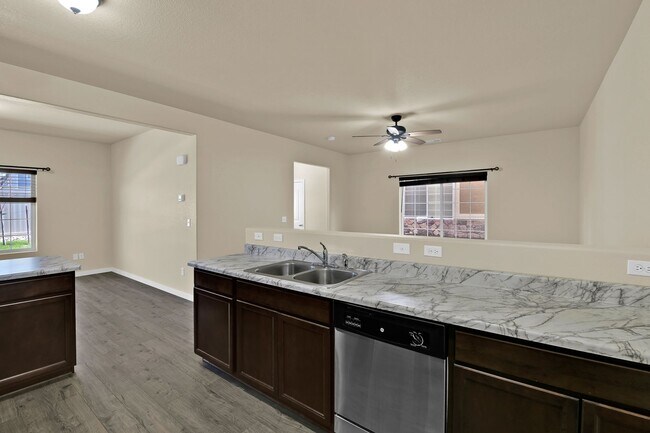 Foto del edificio - Move-In Ready Townhome with Luxury Finishe...