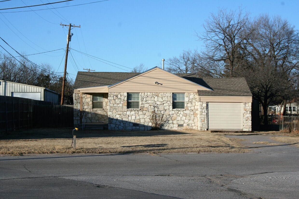 5301 N Harmon Dr, Warr Acres, OK 73122 House Rental in Warr Acres, OK