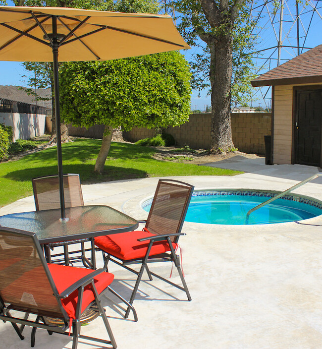 Seasonal Hot Tub - Sycamore Pines Apartments