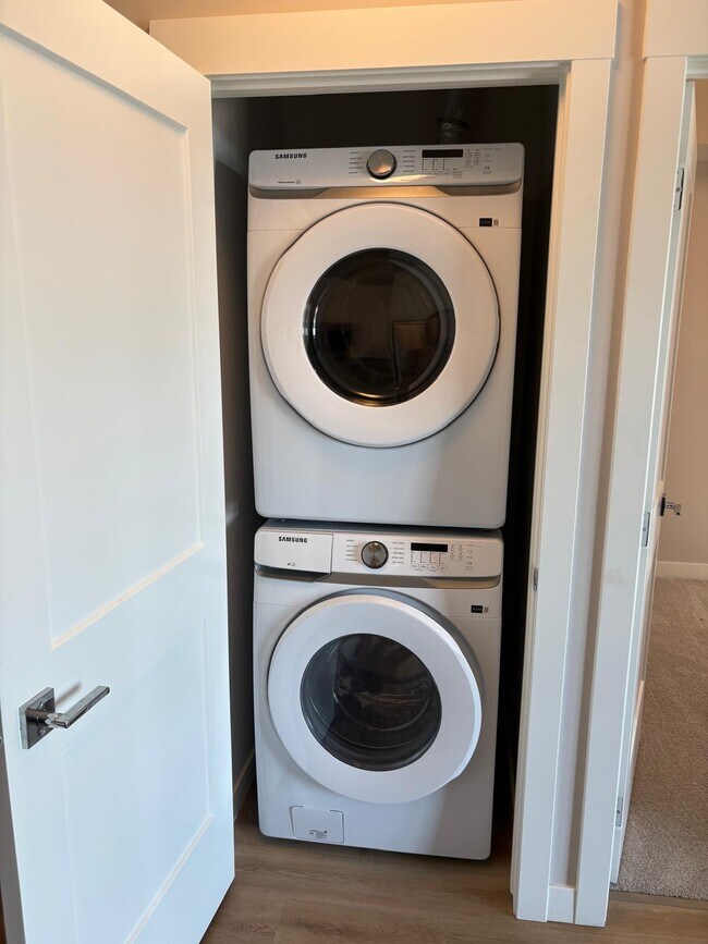 Building Photo - 1 Bed 1 Bath Unit in Calgary, AB