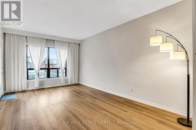 Building Photo - 633 St Clair Ave W