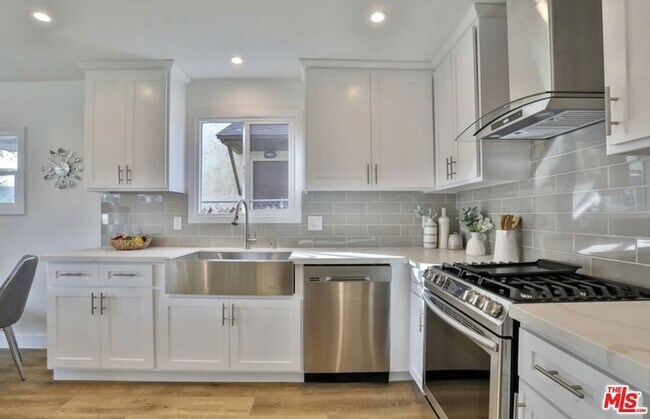 Foto del edificio - 3665 W 58th Pl