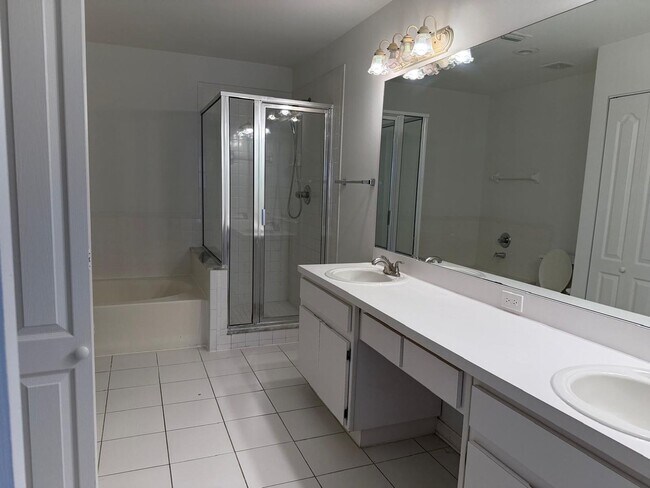 Foto del edificio - Spacious 3-Bedroom Home with Open Floor Pl...