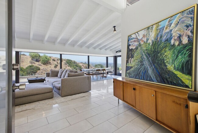 Foto del edificio - 1255 Rancheros Rd