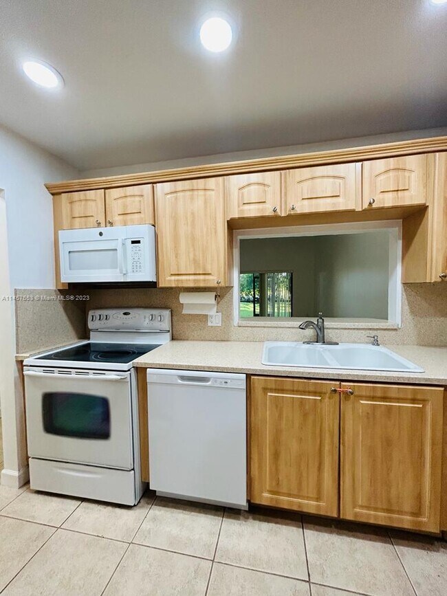 Foto del edificio - 611 Racquet Club Rd