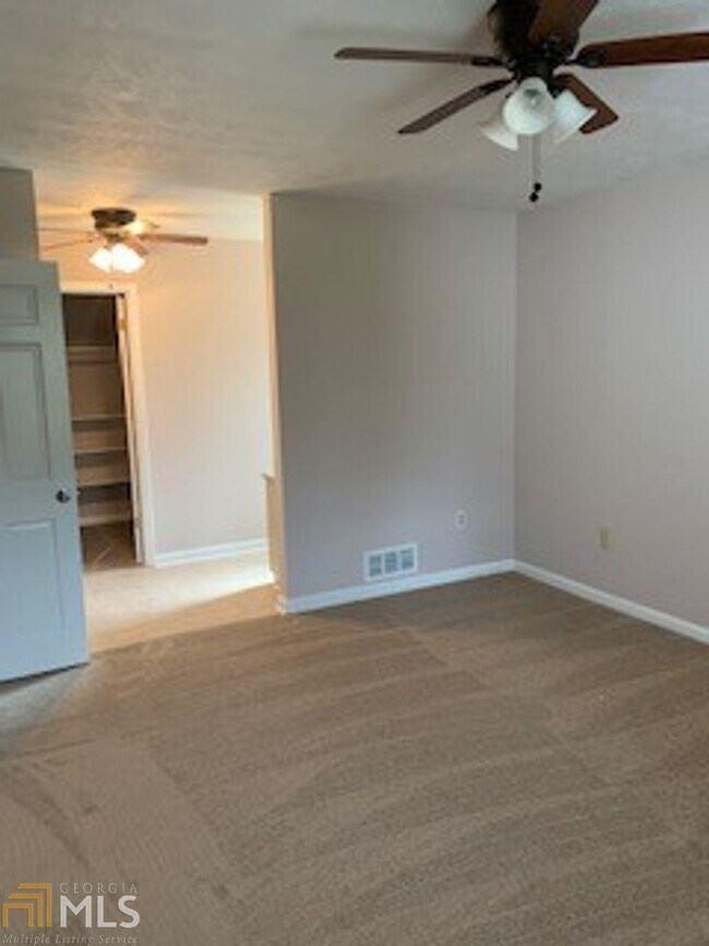 Building Photo - 120 Lakeview Ln