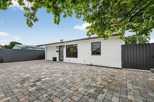 Building Photo - 5008 Parker Ave