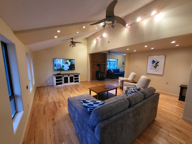 Building Photo - 2579 Pineridge Pl