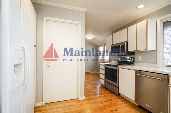 Building Photo - Beautiful 4 Bedroom Home with Terraced Backyard.