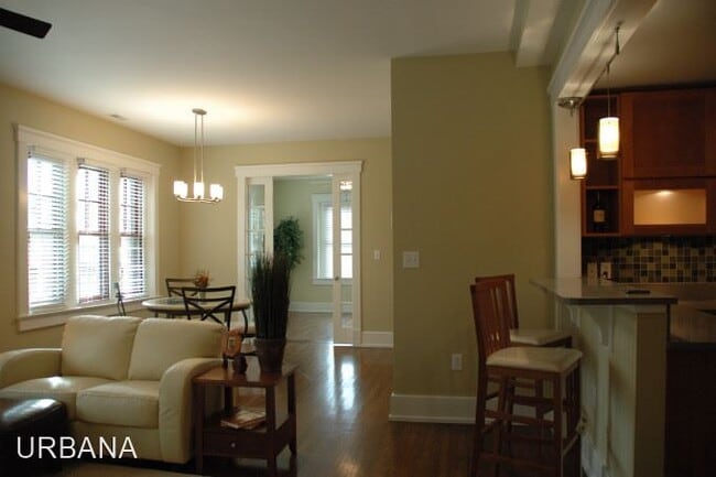 Building Photo - 2 br, 2 bath Apartment - 105 E Oak Street