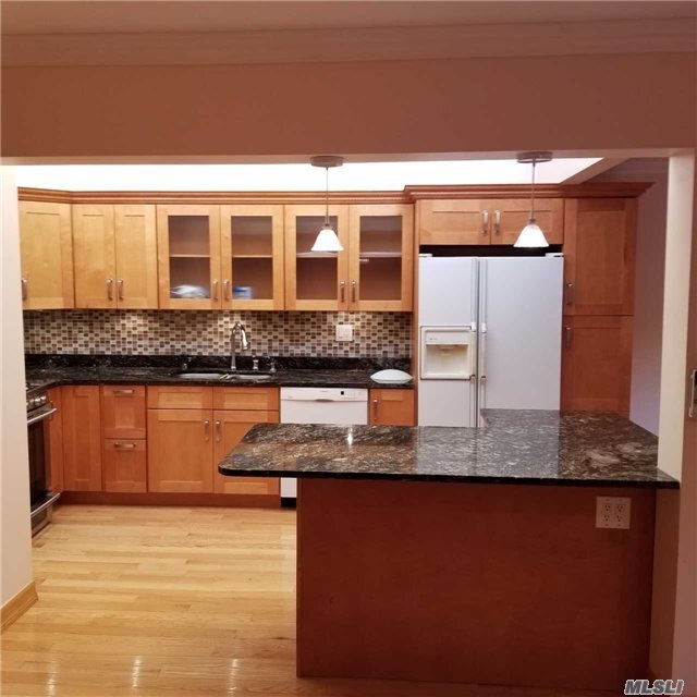 Foto del edificio - 240-31 70th Ave