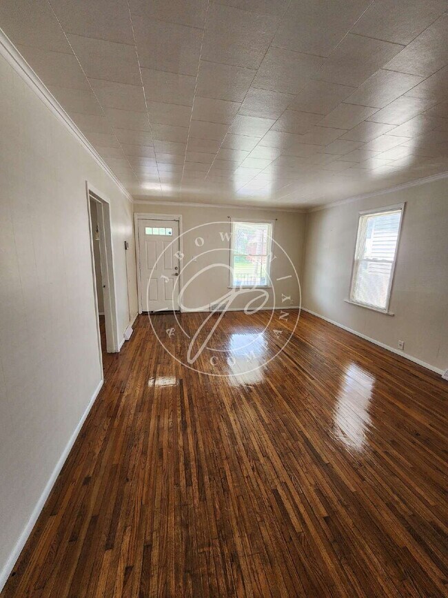 Building Photo - Adorable Updated 3 Bedroom Bungalow Near Downtown & Tony Packo's!